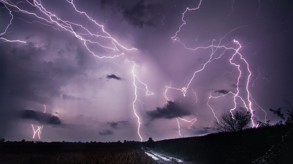 Velmi silné bouřky mohou dnes a v noci zasáhnout celou východní polovinu Česka